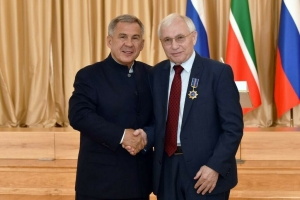 Рөстәм Миңнеханов шагыйрь һәм язучы Разил Вәлиевне «Дуслык» ордены белән бүләкләде