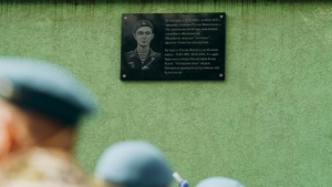 Украинадагы махсус операциядә һәлак булган егет истәлегенә Әлмәттә мемориаль такта ачылды