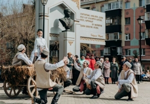 Әлмәт драма театры артистлары Тукайның туган көненә видеороликлар яздырган