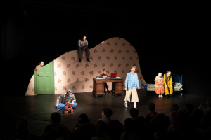 «Нәни Мирза» спектакле премьерасыннан фоторепортаж