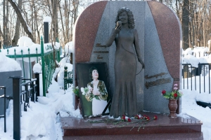 Әлфия Авзалова каберен зиярәт кылудан фоторепортаж