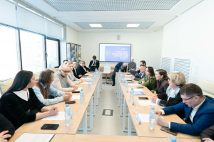 Татар телен саклау һәм үстерү темасына багышланган түгәрәк өстәл утырышыннан фоторепортаж