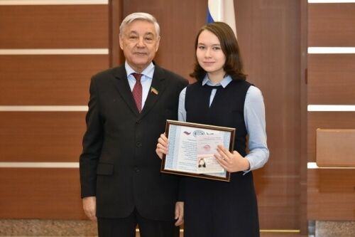 Фәрит Мөхәммәтшин Татарстанның яшь гражданнарына паспортлар тапшырды
