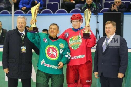 Рөстәм Миңнеханов Төнге хоккей лигасы җиңүчеләрен бүләкләде