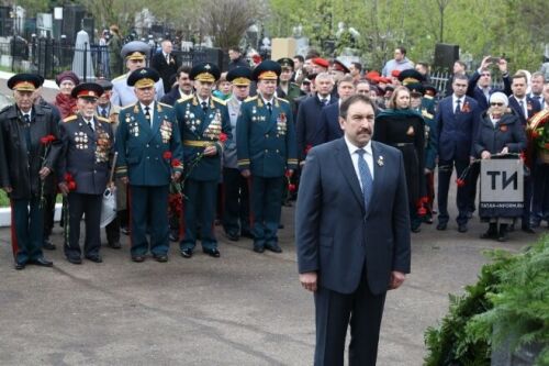 Татарстан Премьер-министры Казанның Арча зиратында хәрбиләрнең каберләренә чәчәкләр салды