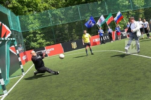 Россия көне уңаеннан үткәрелгән футбол бәйгесендә журналистлар сәясәтчеләрне җиңде