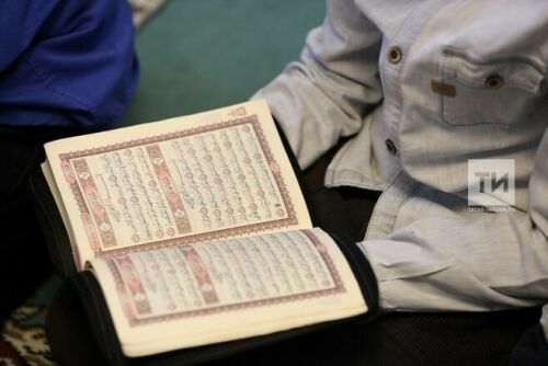 Мәскәүнең ЮХИДИ башлыгы башкала Җәмигъ мәчетенә Казанда басылган Коръән бүләк иткән     