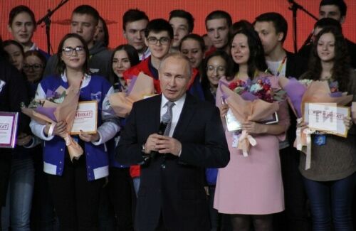 Владимир Путин Казанда студент клублары форумында катнашучыларны сәламләде
