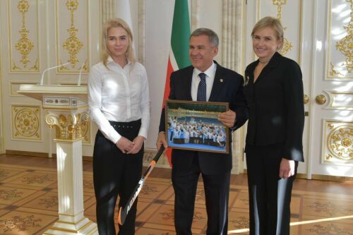 Чирәмдә хоккей буенча Россия чемпионнары Рөстәм Миңнехановка кәшәкә бүләк итте