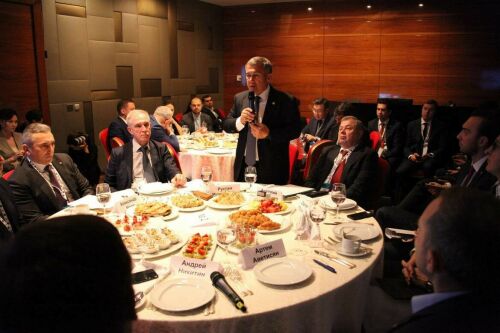 Рөстәм Миңнеханов эшкуарлыкны үстерүдә Татарстан тәҗрибәсен Лидерлар клубында сөйләде