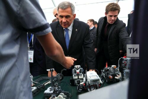 Рөстәм Миңнеханов һәм Денис Мантуровны Казанда машина төзелеше күргәзмәсендә көтәләр