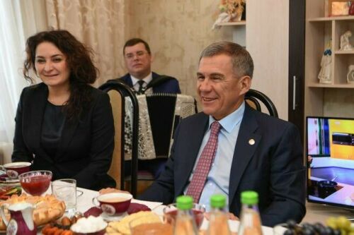 Рөстәм Миңнеханов Татарстанның 100 яшьлек әбисен юбилее белән котлады   