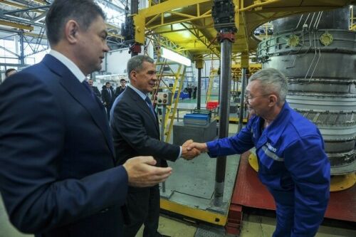 Рөстәм Миңнеханов: Безгә үз сәнәгатебезне үстерергә кирәк   