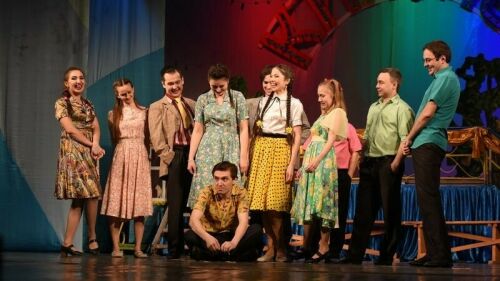 Тинчурин театры Ижевск шәһәренә “Кияүләр” спектаклен алып бара