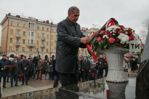 Рөстәм Миңнеханов Габдулла Тукай һәйкәленә чәчәкләр салды