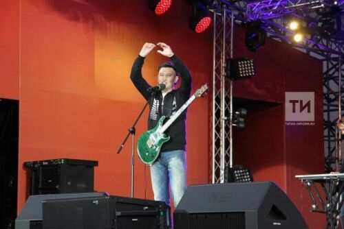Этно-рок музыкант Азат Гыйльметдинов футбол җанатарларын “Ай былбылым” көенә биетте