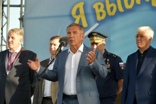 Рөстәм Миңнеханов Казандагы "Мин күкне сайлыйм” авиабәйрәмен яшьләр өчен дип исәпли