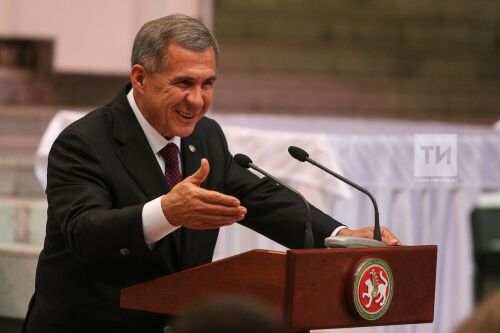 Рөстәм Миңнеханов Казан авиация заводының алдынгы хезмәткәрләрен бүләкләде