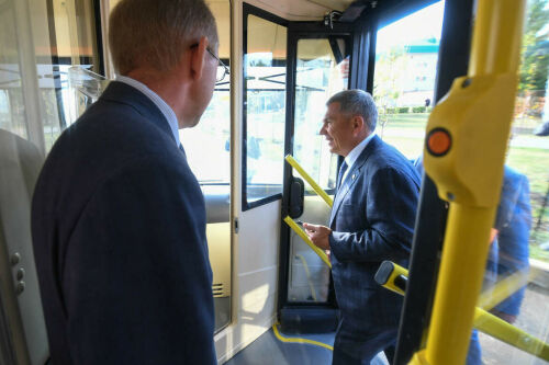 Рөстәм Миңнеханов Әлмәттә яңа троллейбус моделен бәяләде