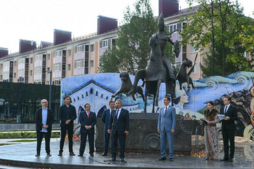 Рөстәм Миңнеханов Әлмәттә «Каракүз» скульптурасын ачуда катнашты