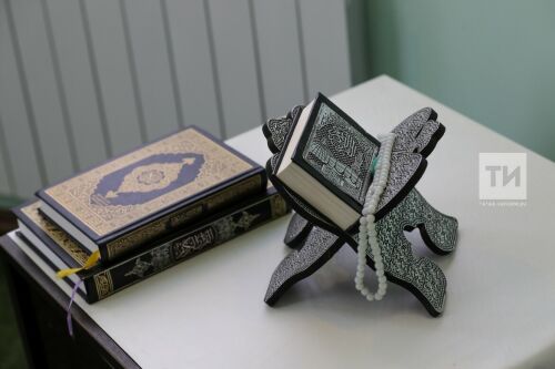 Кырымда "Файдалы гыйлем" үзәгендәге курсларда укучыларга Коръән китаплары тапшырганнар