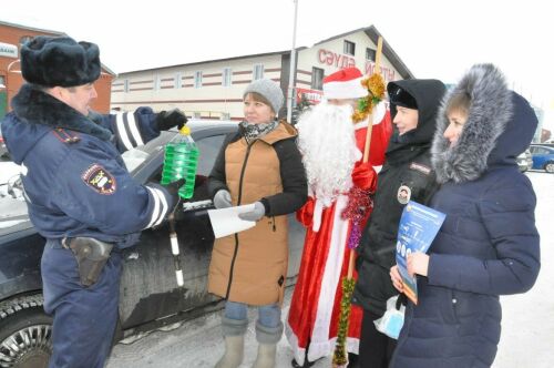 Саба полиция бүлеге хезмәткәрләре балаларга күчтәнәчләр өләште