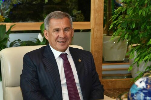 Рөстәм Миңнеханов WorldSkills җитәкчеләренә җылы бүрекләр бүләк иткән