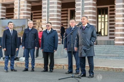 Миңнеханов Казан коммуналь өлкә хезмәткәрләренә яңа техника ачкычын тапшырды
