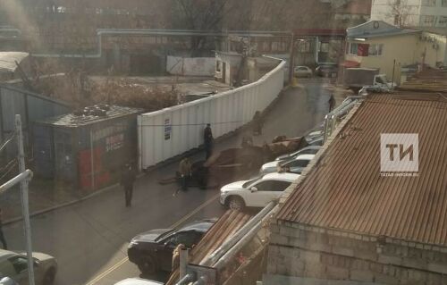 Казанда сигез машина өстенә офис түбәсенең бер өлеше килеп төшкән