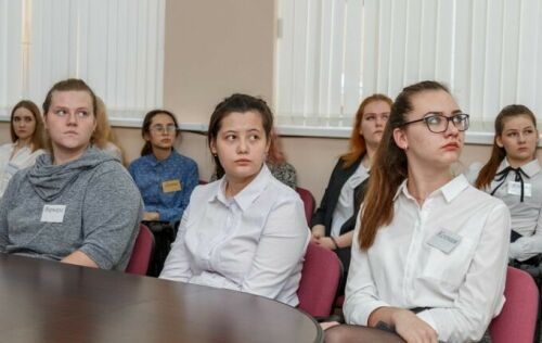 Түбән Каманың студент кызлары ир-ат нинди булырга тиешлеге турында фикер алышты