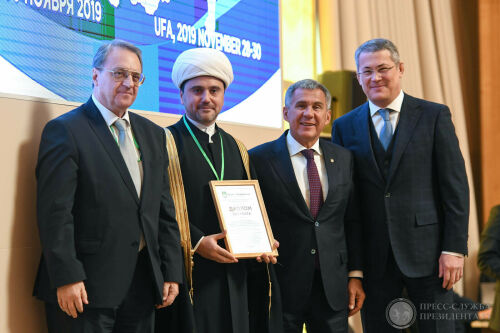 Миңнеханов дини китаплар өчен «Россия - Ислам дөньясы» төркеме премияләрен тапшырды