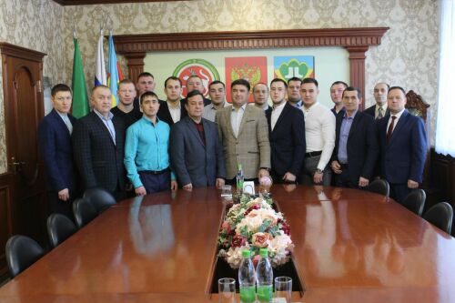 Кукмара район башлыгы көрәшчеләргә акчалата бүләк тапшырды