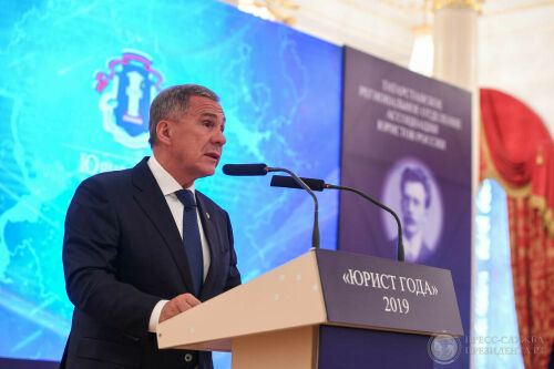 Рөстәм Миңнеханов Татарстанның иң яхшы юристларын бүләкләде