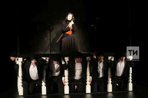 "Медея" спектаклен караган тамашачы: Мәдинә Гайнуллина баш имичә залдан чыкмады