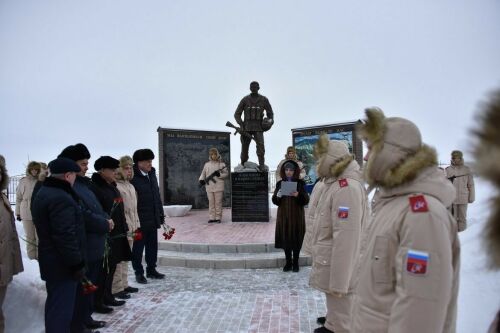 Фәрит Мөхәммәтшин Яңа Чишмә районында локаль сугышта катнашучылар истәлегенә чәчәк салды