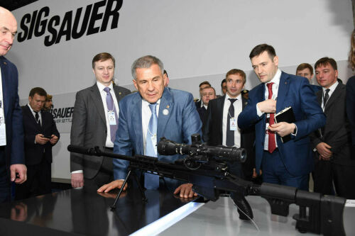 Татарстан Президенты Абу-Дабида IDEX-2019 оборона күргәзмәсе экспозициясен карады

