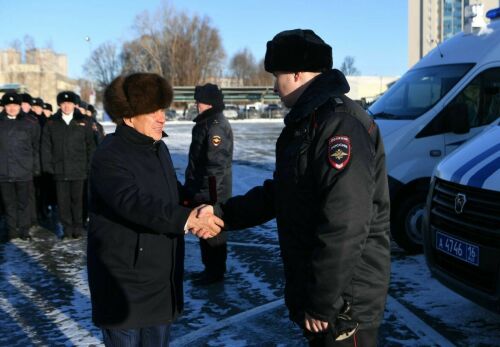 Рөстәм Миңнеханов транспорттагы полиция хезмәткәрләренә яңа машина ачкычлары тапшырды