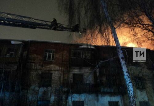 Казанда янгын сүндерүчеләр махсус битлек ярдәмендә урын өстендә яткан авыруны коткарган