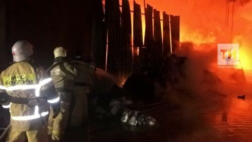 Казанның Химия урамында урнашкан складлардагы янгынны видеога төшергәннәр