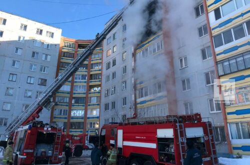 Әлмәттә күпкатлы йортта ике фатир һәм өч балкон берьюлы янган