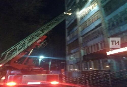 Казанда янгын сүндерүчеләр яна торган фатир эченнән ике ир-атны алып чыккан