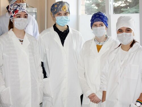 Түбән Кама чыгарылыш сыйныф укучылары медицина хезмәткәрләре тәҗрибәсен өйрәнә