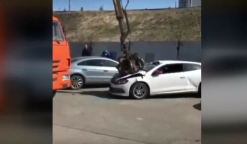 Казанда иномарканы автокран ярдәмендә утильләштерүне видеога төшереп алганнар