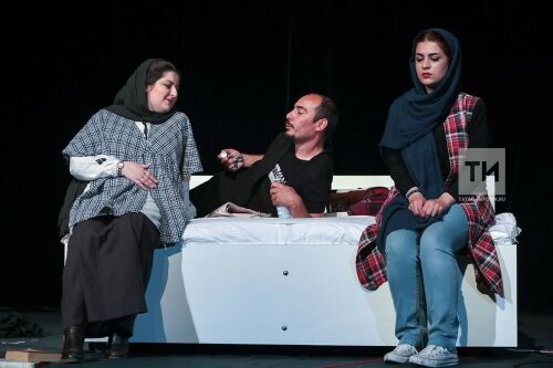 Буа театр фестивале дини кануннар чикләрендә куелган Иран спектаклен күрсәтте