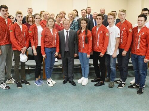 Айдар Метшин "Яшь профессионаллар" чемпионатында катнашучылар белән очрашты