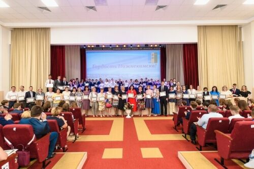 Түбән Камада фән олимпиадаларында җиңү яулаган укучыларны бүләкләделәр