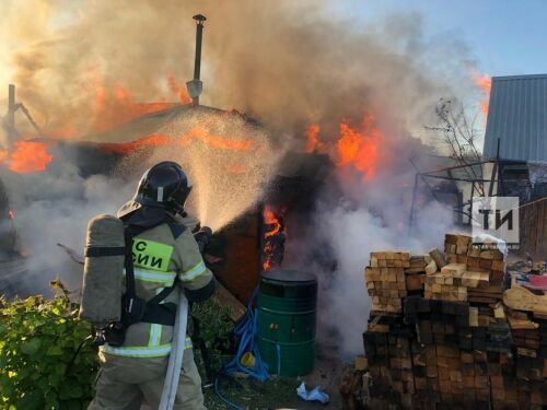 Өч мунча һәм сарайны ялмап алган янгынны сүндергәндә бер ир-ат зыян күргән