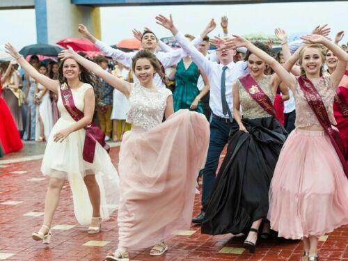 Түбән Камада чыгарылыш сыйныф укучылары өчен "Сары кедалар" фестивале узган