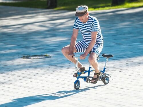 Василий Самокатов түбәнкамалылар өчен велосипедларда махсус тамаша тәкъдим итә