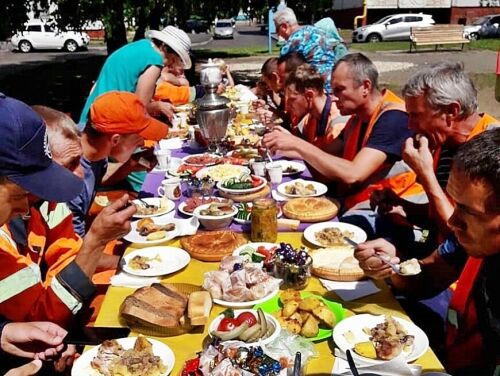 Түбән Камада яшәүчеләр юл төзекләндерүчеләр өчен чәй табыны әзерләгән